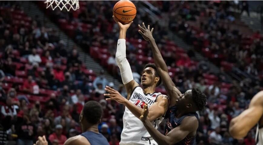 A més de jugar a la lliga universitària nordamericana ha format part de les seleccions espanyoles en categories inferiors.
