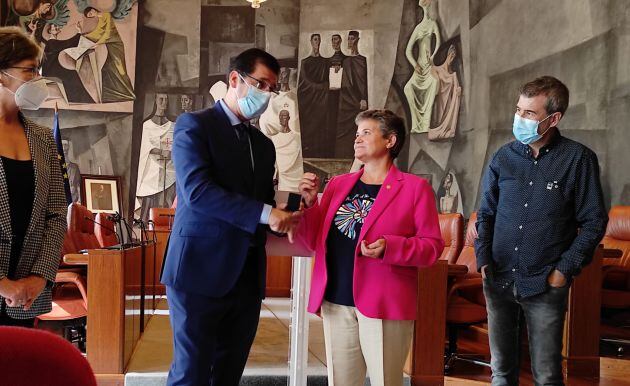 La presidenta del Consejo General de Trabajo Social, Emiliana Vicente, le entrega un pin conmemorativo al presidente de la Diputación, Jose Manuel Caballero