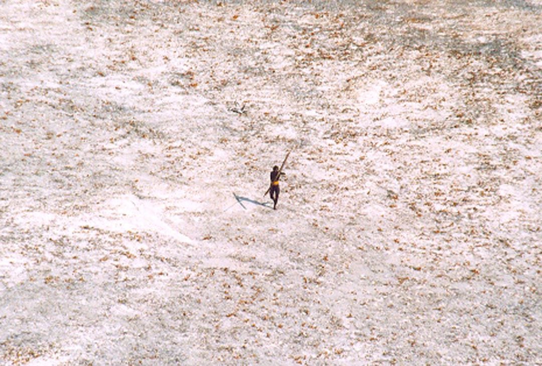 Un aborigen de Sentinel lanza flechas contra un helicóptero de la Guardia Costera india que valoraba los daños del tsunami que afectó a las islas Andamán y Nicobar en 2004