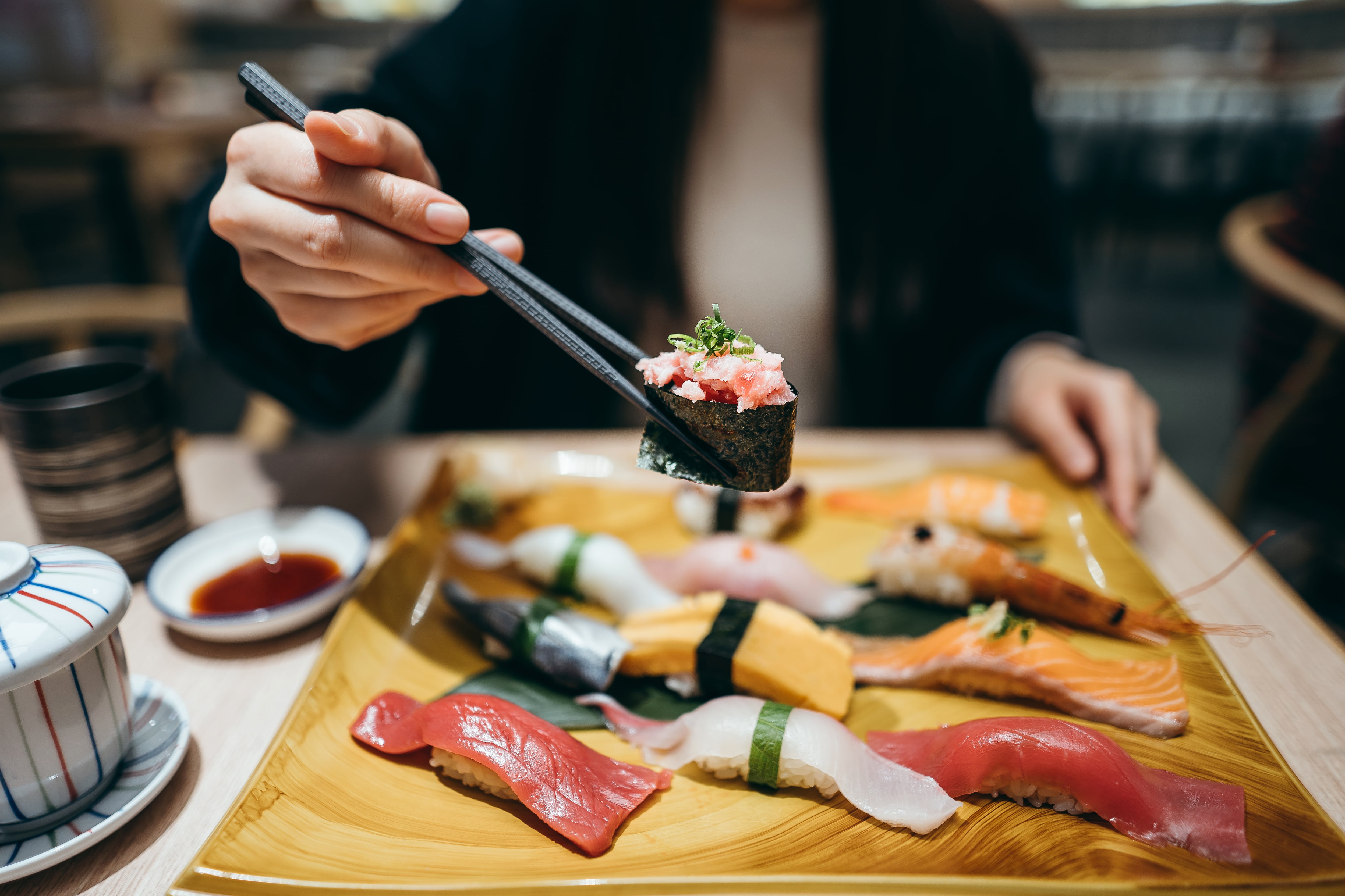 Comiendo sushi en un restaurante japonés.