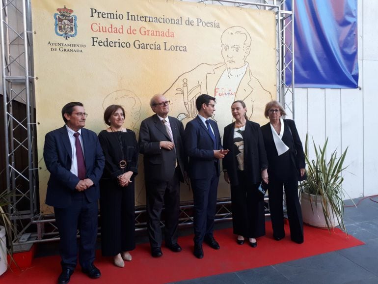 El presidente de la Diputación de Granada, José Entrena; la delegada de la Junta en Granada, Sandra García; el poeta Pere Gimferrer; el alcalde de Granada, Paco Cuenca; la presidenta de la Fundación García Lorca, Laura García Lorca; y la concejala de Cult