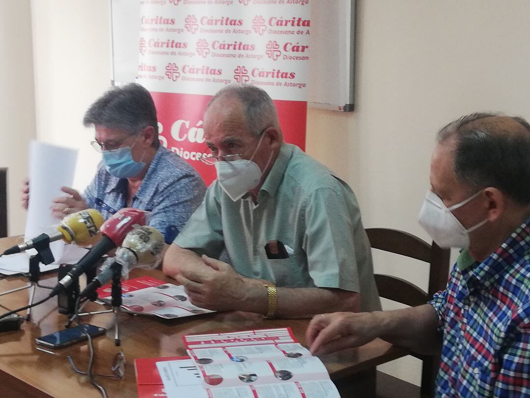 El responsable de Cáritas, José Antonio Prada, en el centro, junto a otros miembros de la organización