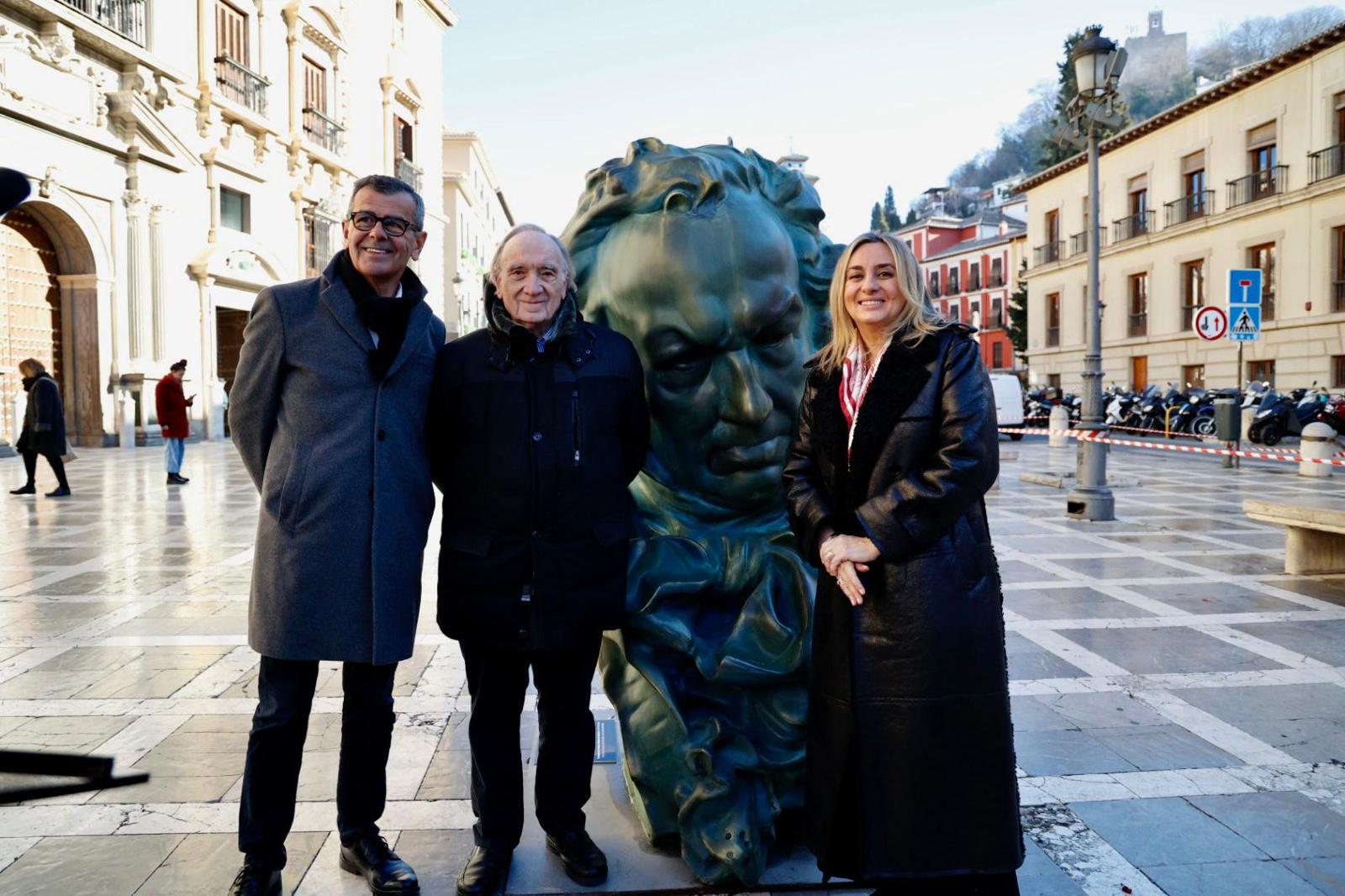 El concejal de Cultura de Granada, Juan Ramón Ferreira; el presidente de la Academia del Cine, Fernando Méndez-Leite; y la alcaldesa de Granada, Marifrán Carazo, en la presentación de las actividades previas a la entrega de los Goya en la ciudad el 8 de febrero