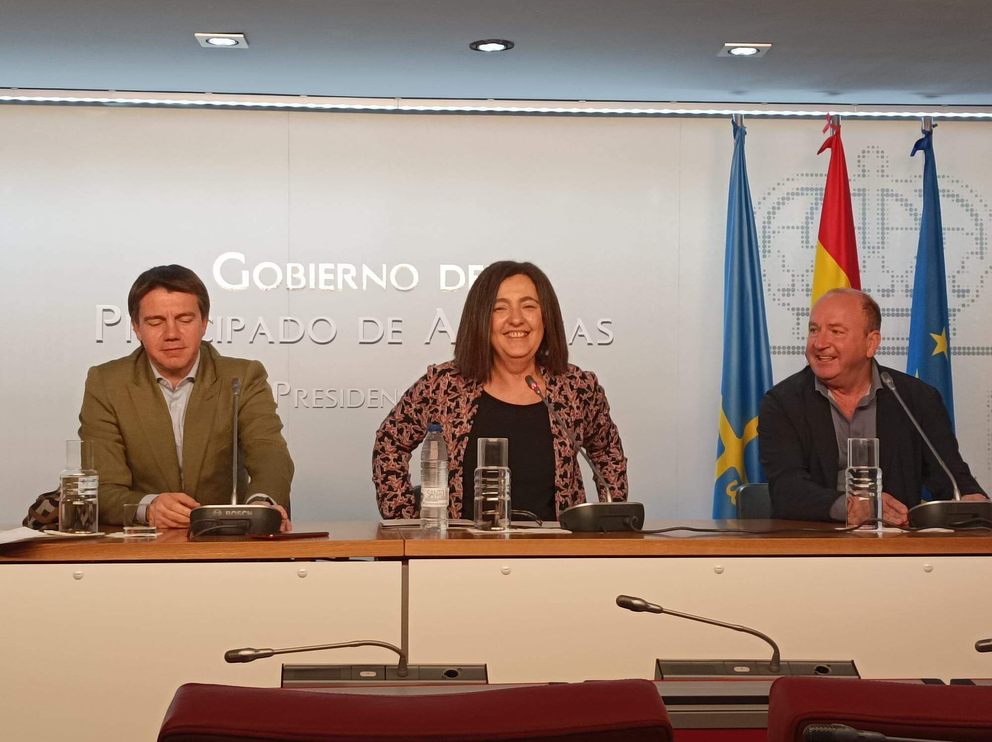 De izquierda a derecha: José Luis Álvarez Almeida (OTEA), Nuria Varela (D. Igualdad) y Javier Martínez (vicepresidente OTEA)