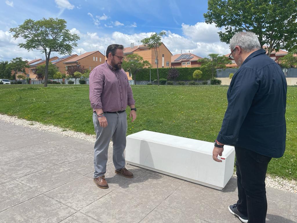 La instalación busca mejorar la situación del mobiliario urbano, desgastado por el paso del tiempo y su uso, habiéndose realizado las primeras instalaciones en el paseo de las Camelias y en la calle Picos de Europa