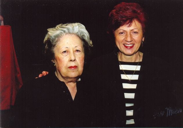 La poeta, junto a Julia Uceda en 2004.