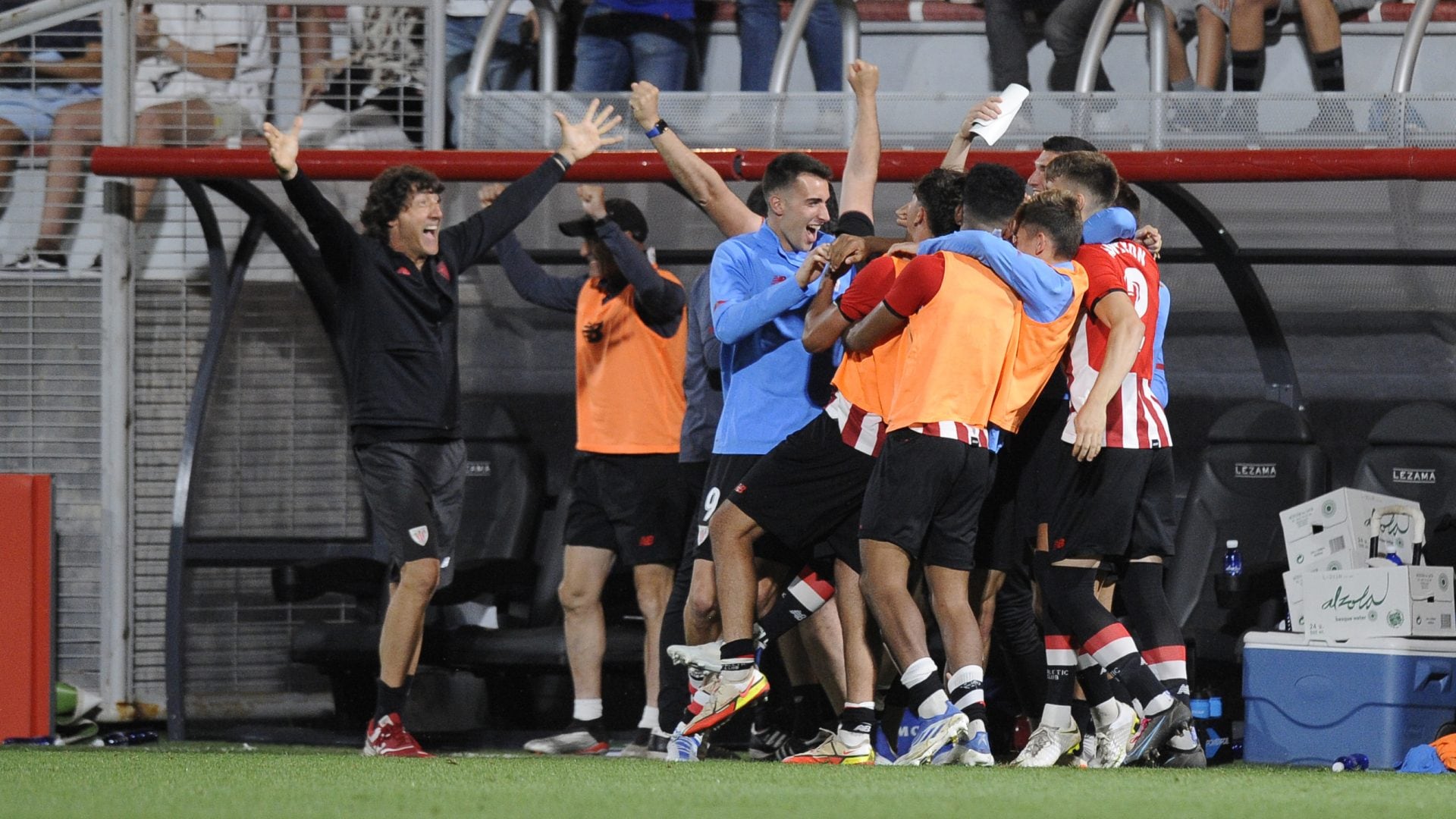 Patxi Salinas celebra con sus jugadores y cuerpo técnico la salvación matemática ante el Racing