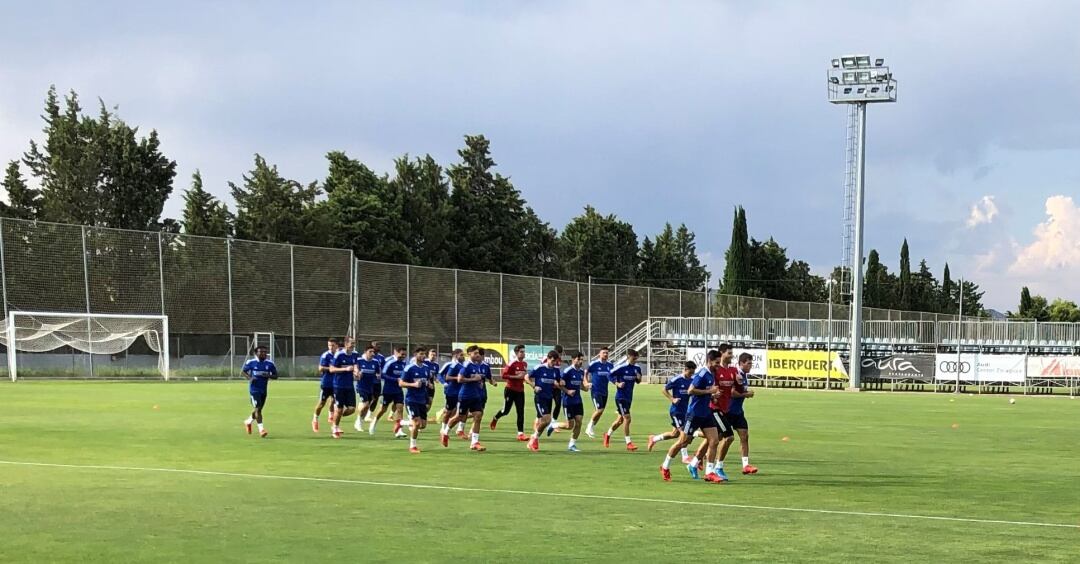 La plantilla del Real Zaragoza durante un ejercicio de calentamiento en la sesión de esta mañana