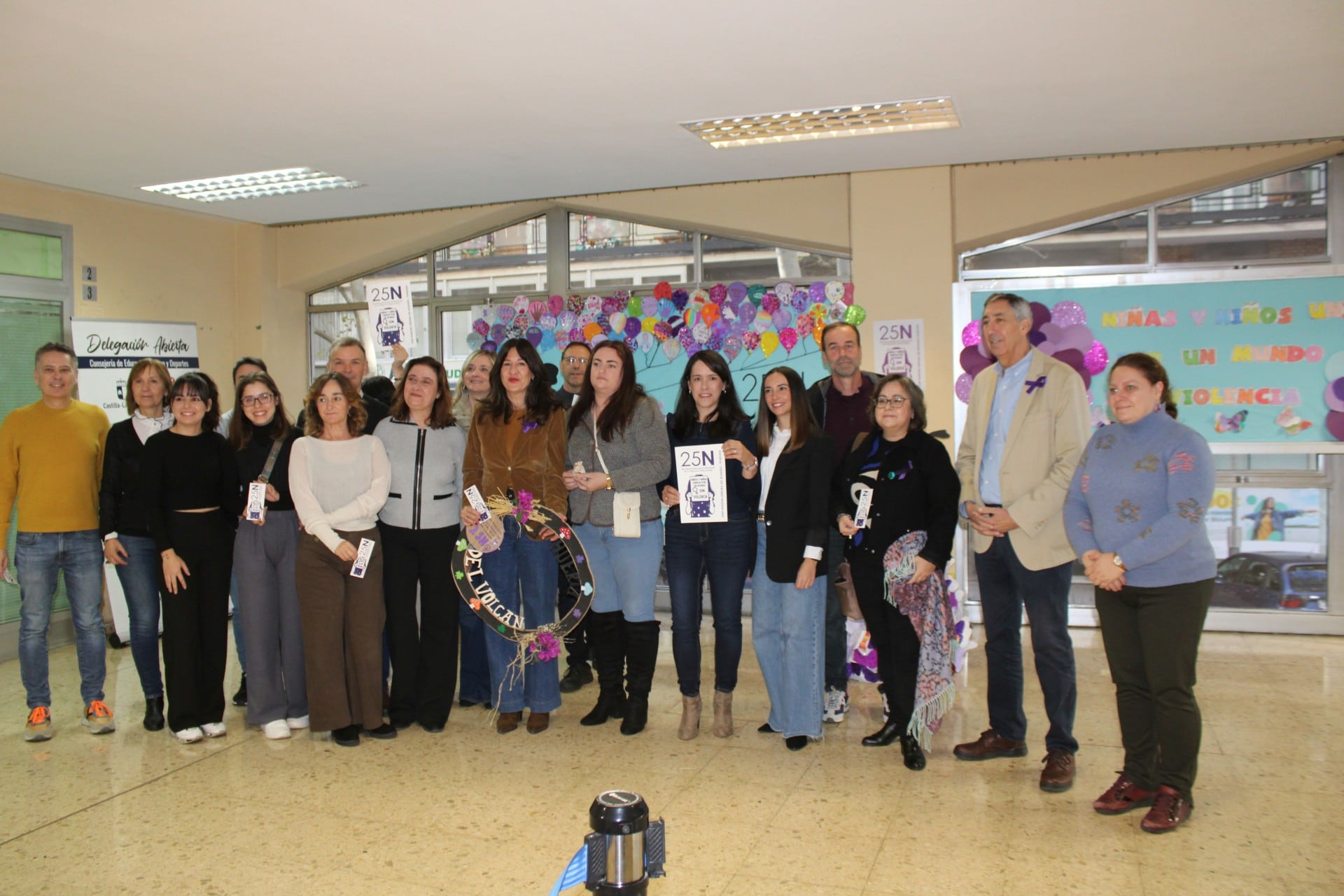 Blanca Fernández, delegada de la Junta en la inauguración de una exposición de escolares sobre el 25N