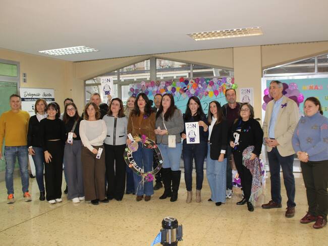 Blanca Fernández, delegada de la Junta en la inauguración de una exposición de escolares sobre el 25N