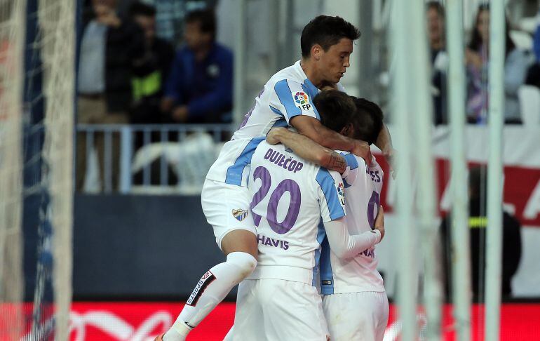 jugadores del Málaga celebran un gol en La Rosaleda