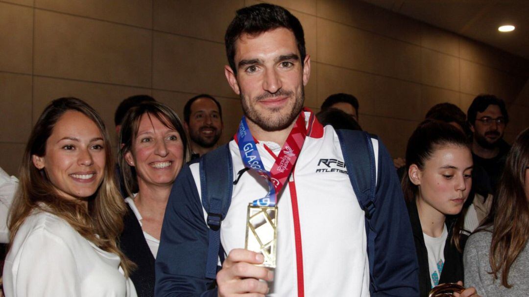 Jorge Ureña con una de las muchas medallas que ha logrado en su carrera deportiva