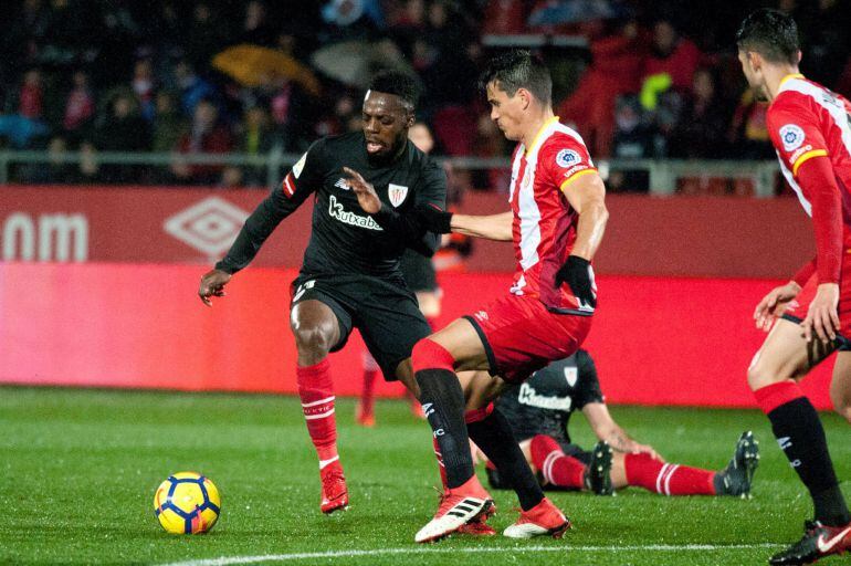 El delantero del Athletic, Iñaki Williams, trata de superar al colombiano Bernardo Espinosa en Girona-Athletic