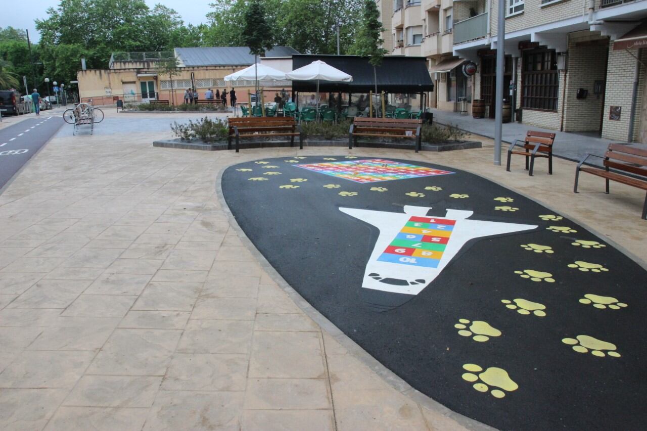 La plaza ya luce una nueva cara después de la reurbanzación | Foto: Ayuntamiento de Irun