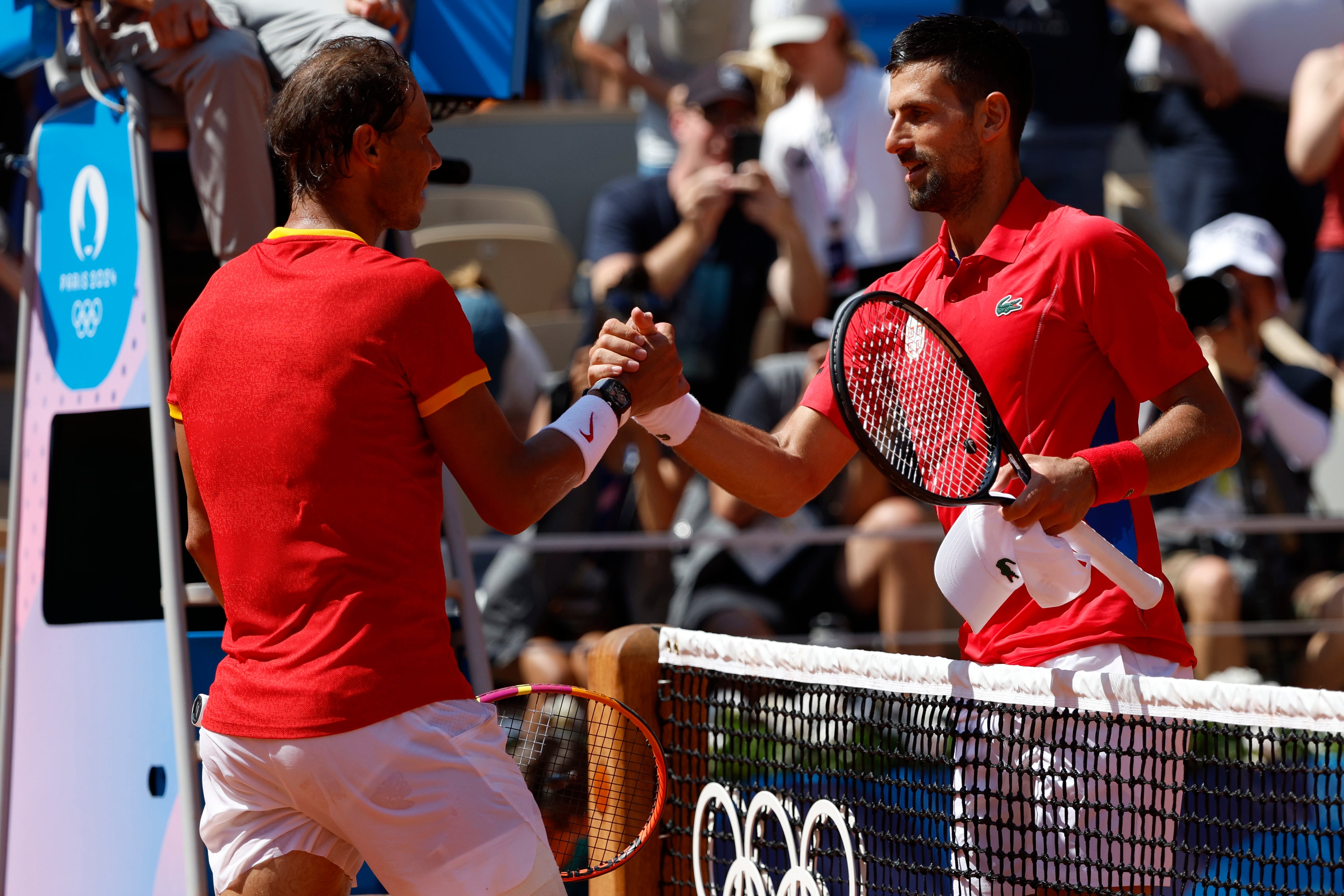 Nadal saluda a Djokovic tras perder en los Juegos de París