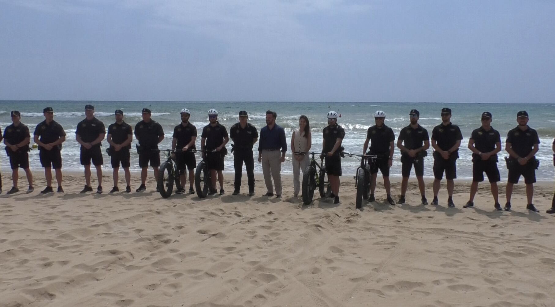 Presentación del dispositivo de seguridad de la Policía Local en las playas de Elche para el verano de 2023 con el alcalde Pablo Ruz.