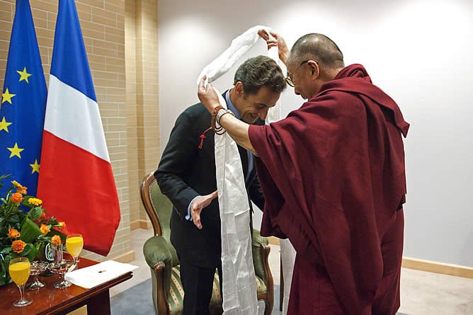 El líder francés durante su reunión con el Dalai Lama.