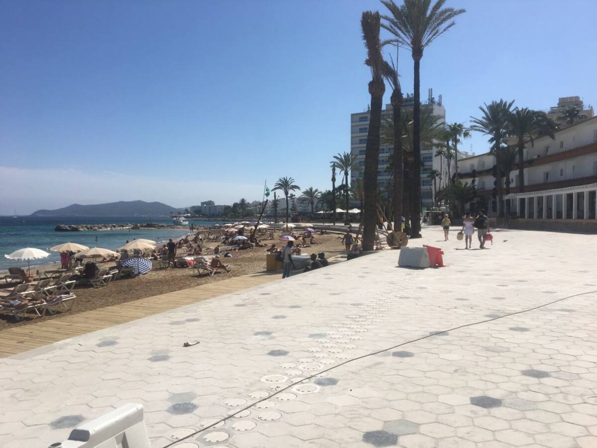 Detienen a una mujer que participaba en un 'botellón' y dió un puñetazo a un policía nacional