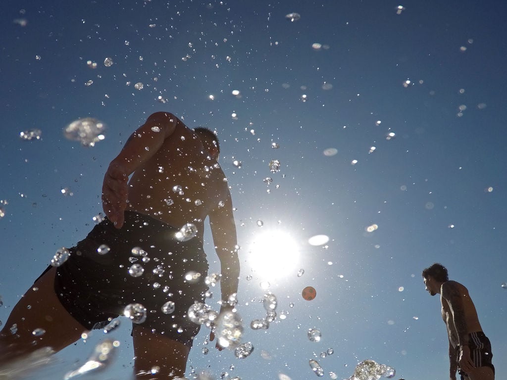 Varios bañistas pasan el verano en Mallorca.