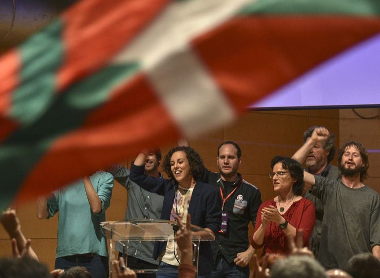 La cabeza de lista de Unidos Podemos por Gipuzkoa, Nagua Alba, celebra con el resto de candidatos en Bilbao los resultados del escrutinio de las elecciones generales.