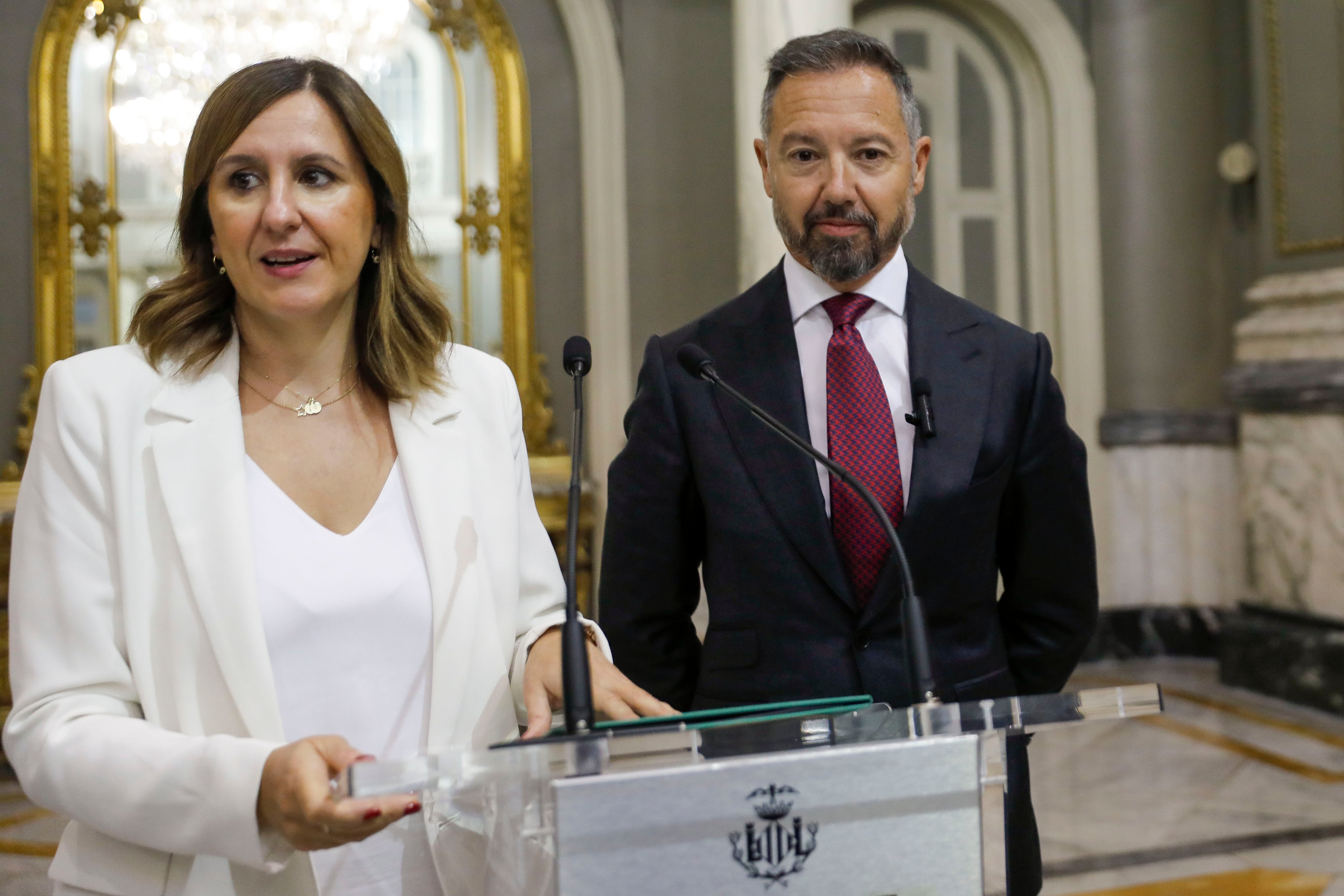 La alcaldesad de València, María José Catalá, junto al segundo teniente de alcalde y portavoz municipal de Vox, Juanma Badenas, en una imagen de archivo.