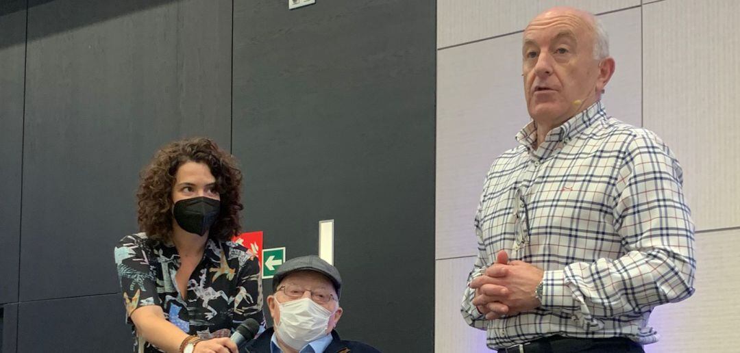 Luciano Bañobre y Lidia González junto a José Ramón Gayoso 