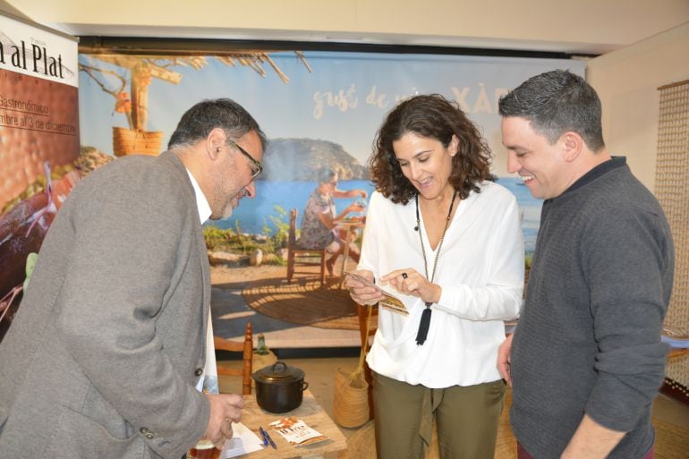 El chef Alberto Ferruz (d), del restaurante Bon Amb, durante su estancia en el stand del departamento de Turismo de Xàbia, en la &#039;II Fira Marina Alta amb els 5 sentits, el gust&#039;, celebrada en Ondar