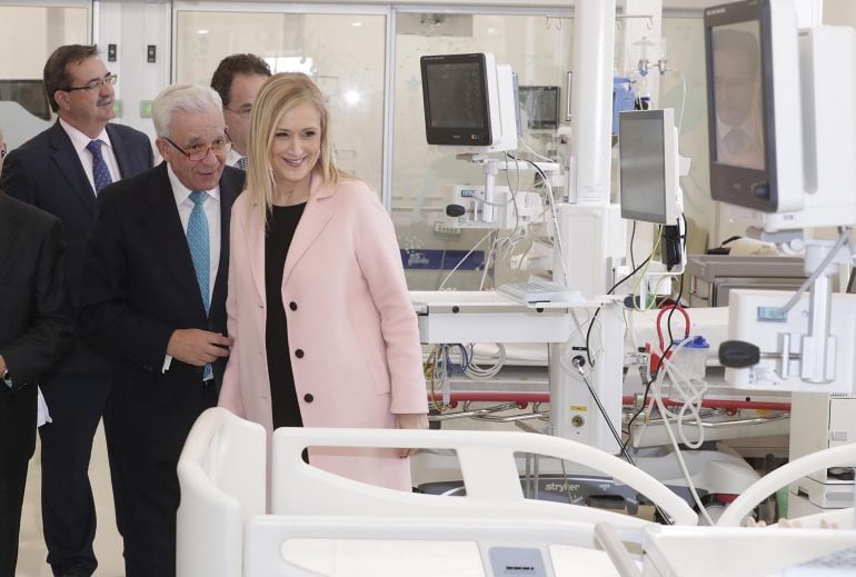 La Presidenta de la Comunidad junto al consejero de Sanidad, Jesús Sánchez Martos, visitan la nueva UCI pediátrica del Hospital Niño Jesús que ha donado la Fundación Aladina