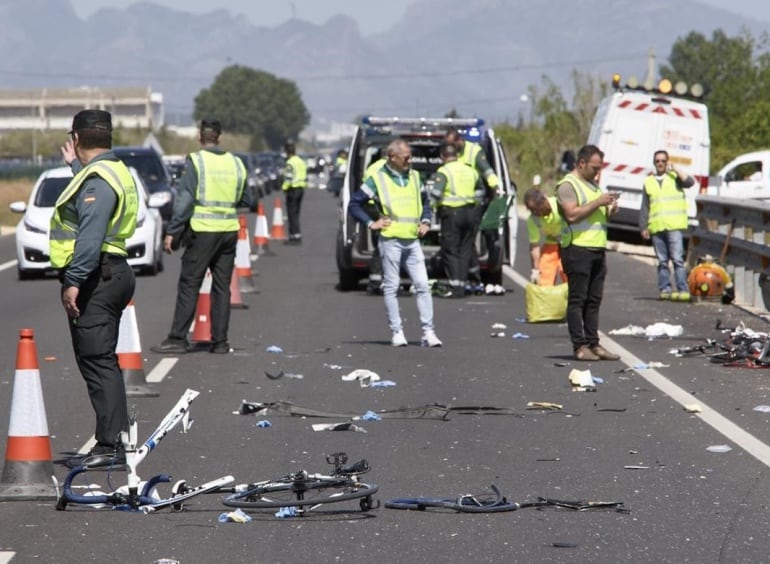 Agentes de la Guardia Civil y Emergencias en el lugar del atropello, el pasado 7 de mayo