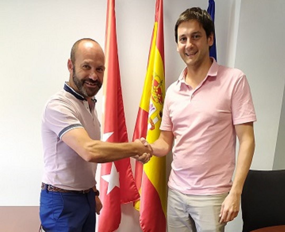 Francisco Funes (izquierda) junto a Pablo Benítez Llorente (derecha) en la Consejería de Deportes y Juventud