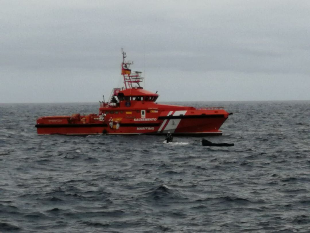 Imagen de archivo del rescate de una patera cerca de Lanzarote por parte de Salvamento Marítimo.