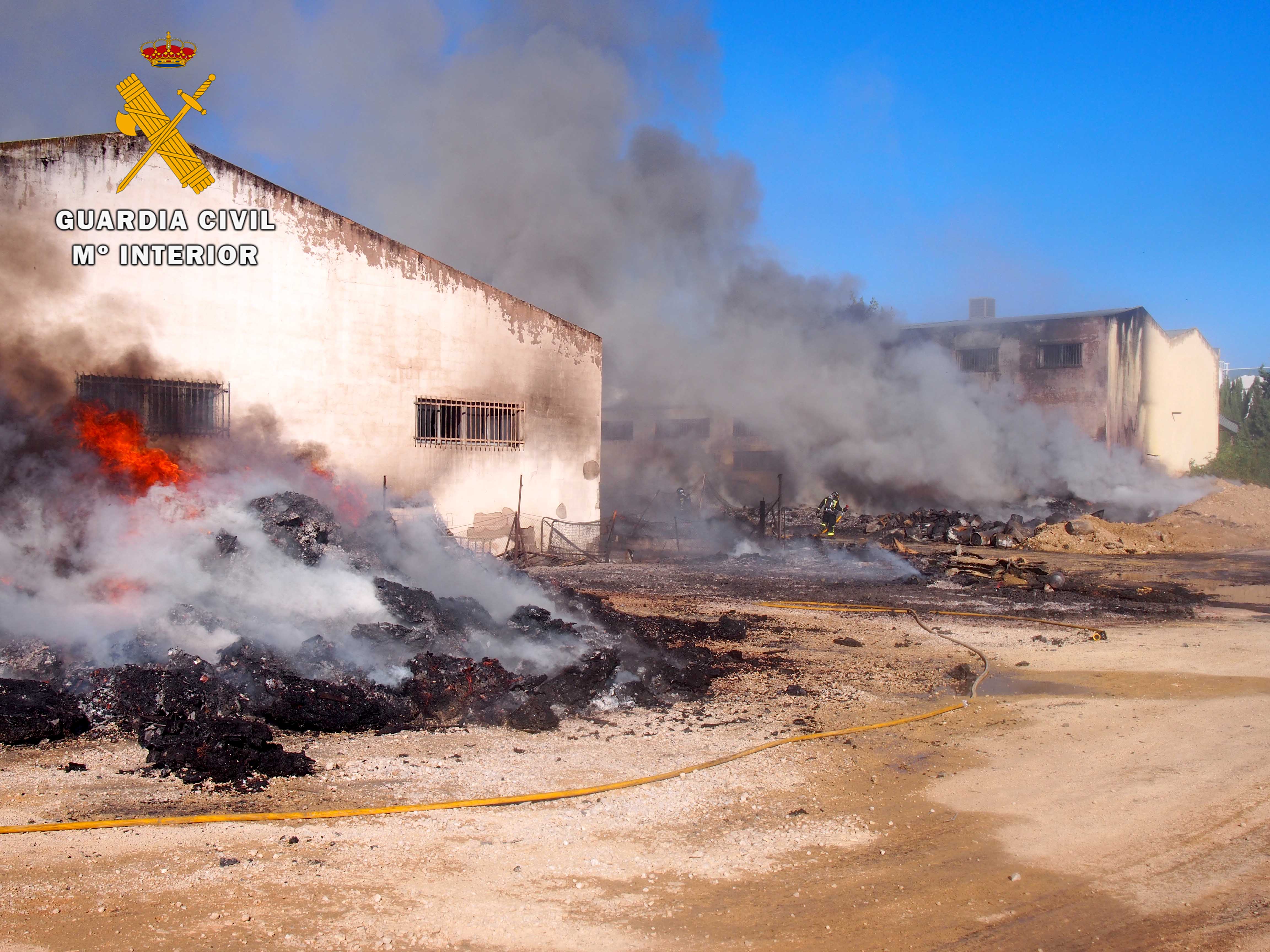 Incendio de residuos peligrosos en una empresa de Torredonjimeno, en la provincia de Jaén