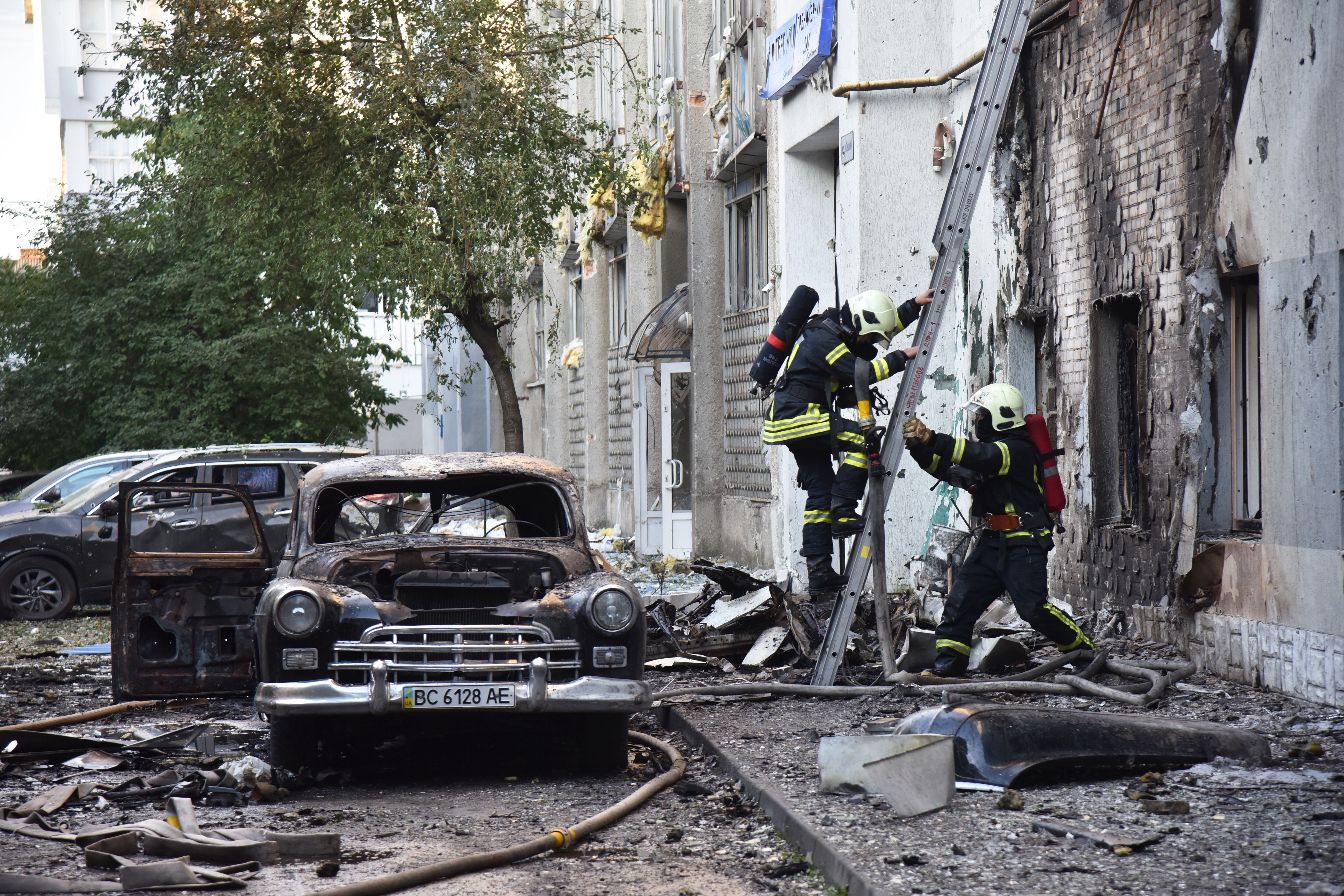 Bomberos trabajan tras el ataque de Rusia contra la ciudad de Lviv, Ucrania, el 12 de julio de 2025. Michael Sorrow/Anadolu.