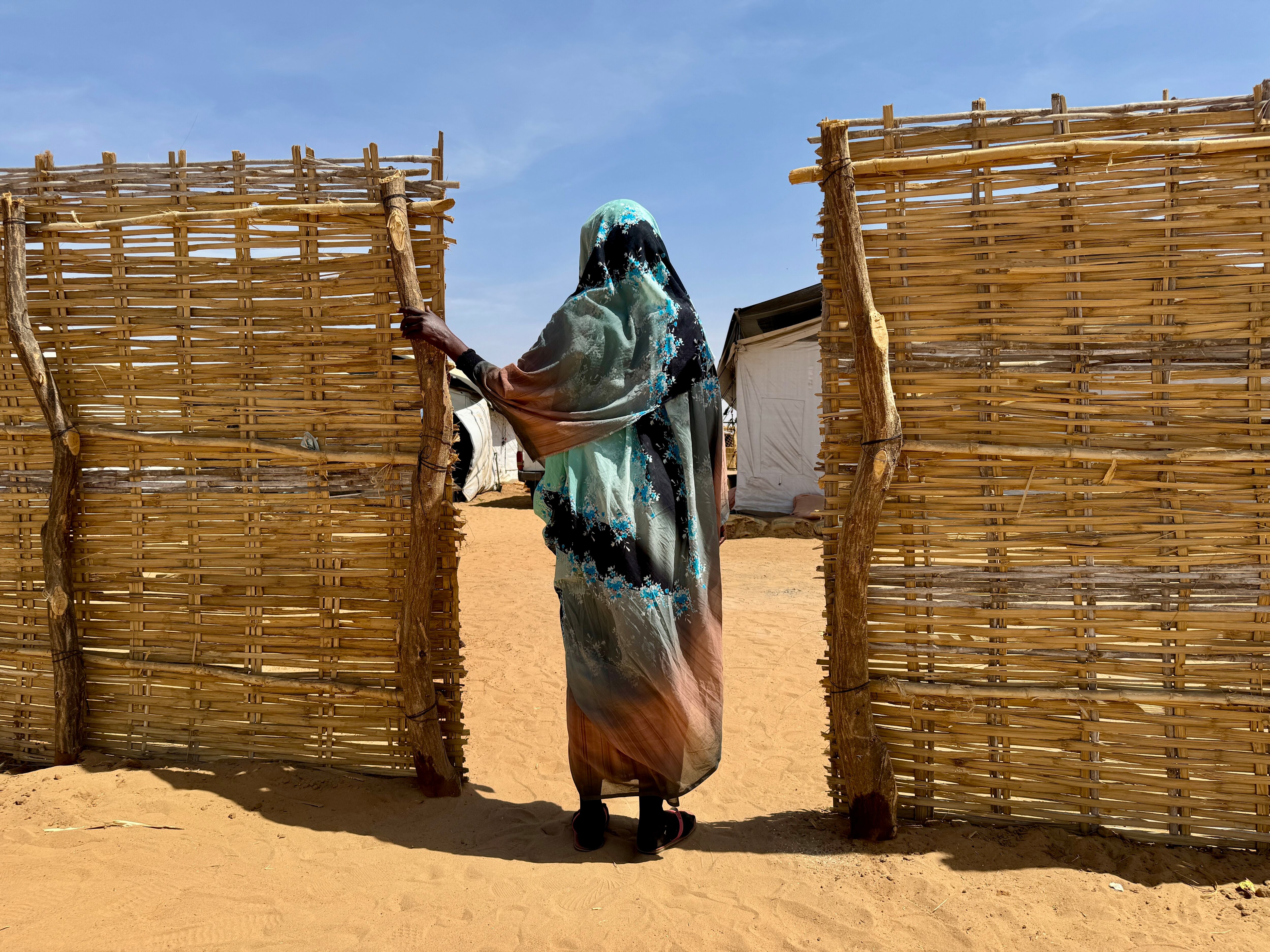 Aisha (nombre ficticio), de 35 años, es una mujer superviviente de violencia sexual que vive en el campamento de desplazados de Zamzam