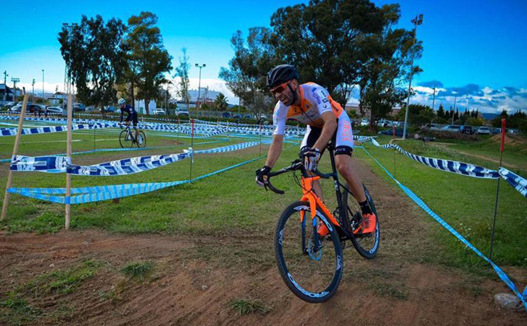 Javier Almela en el ciclocross de Carlet.