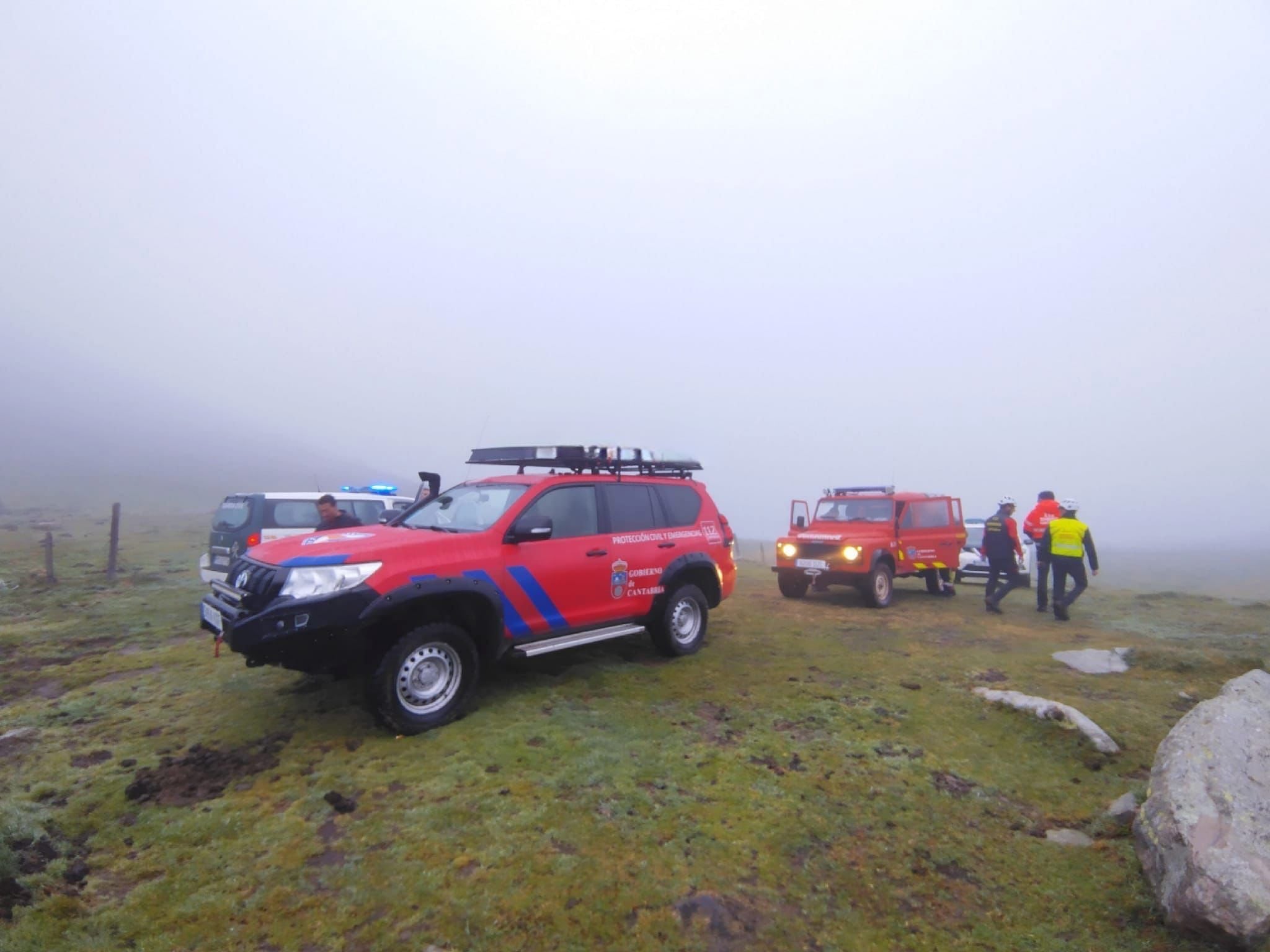 Efectivos del 112 Cantabria, en la zona donde se ha producido el fallecimiento del hombre.