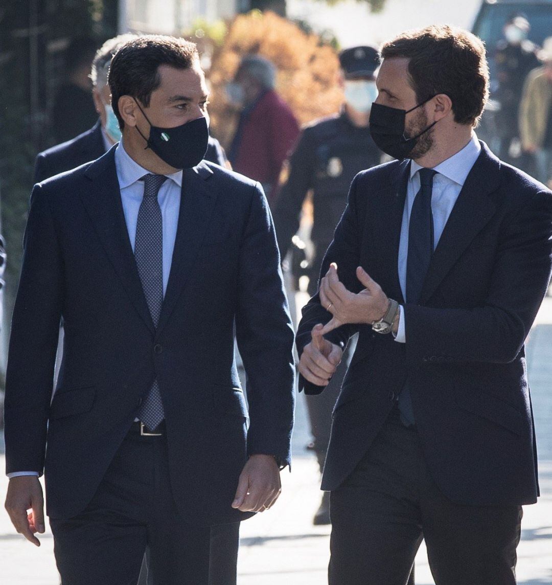 GRAFAND4567. SEVILLA, 02.12.2020.-El presidente del Partido Popular, Pablo Casado (d), conversa con el presidente del PP-A y jefe del Ejecutivo regional, Juanma Moreno, a su llegada hoy a Sevilla para participar en el acto conmemorativo del cambio de gobierno en Andalucía.EFE