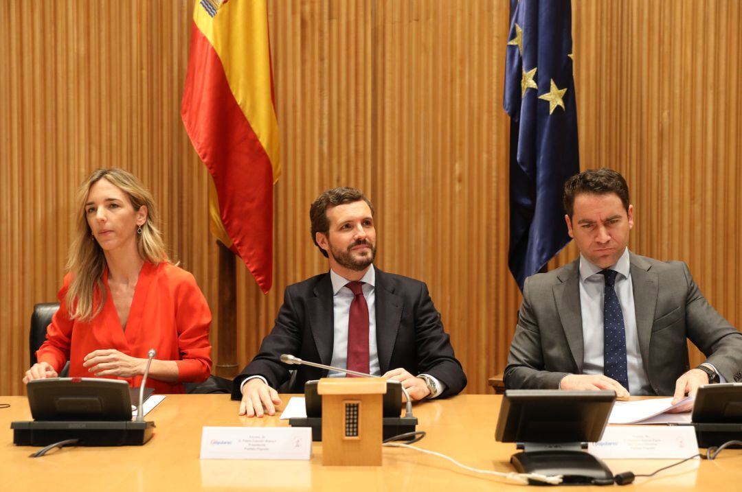 La portavoz del Partido Popular en el Congreso de los Diputados, Cayetana Álvarez de Toledo; el presidente del PP, Pablo Casado; y el secretario general del Partido Popular, Teodóro  García Egea durante la reunión plenaria del Grupo Parlamentario Popular, en Madrid (España), a 6 de febrero de 2020. 