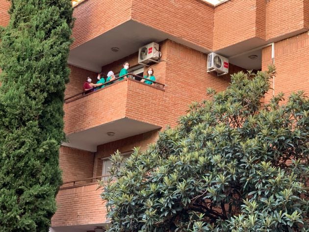 Trabajadoras residencia Los Olmos presenciando el acto desde un balcón