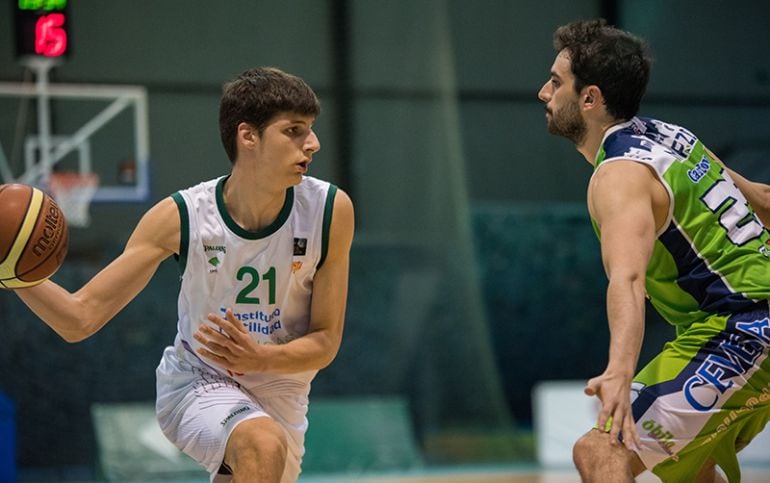 Carles Marzo defiende al montenegrino Marco Grkovic, en uno de los partidos de la fase regular