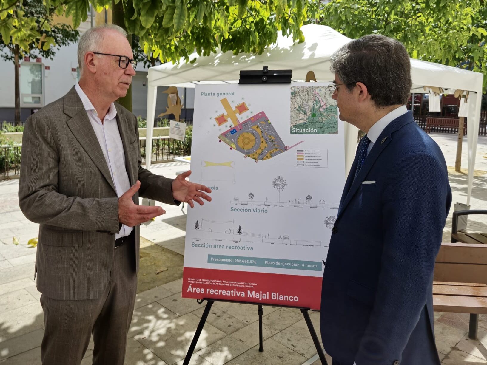 Antonio Navarro y Jesús Pacheco conversan sobre el proyecto de acondicionamiento en el Majal Blanco