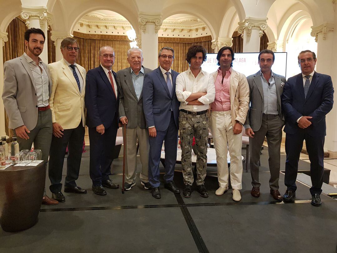 Morante de la Puebla, Javier Conde y Enrique Ponce, junto a las autoridades