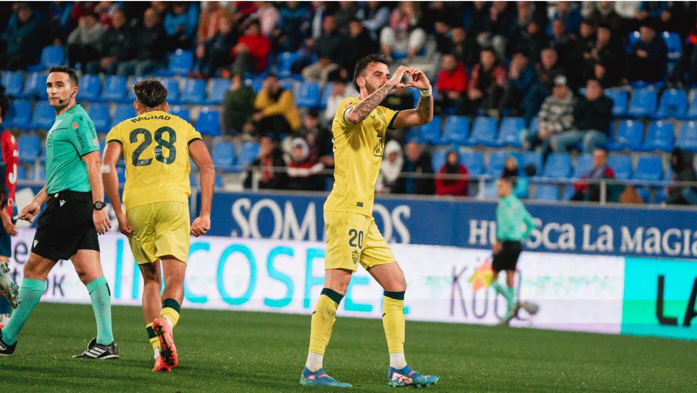 Centelles celebra el gol del empate para el Almería en el Alcoraz de Huesca.