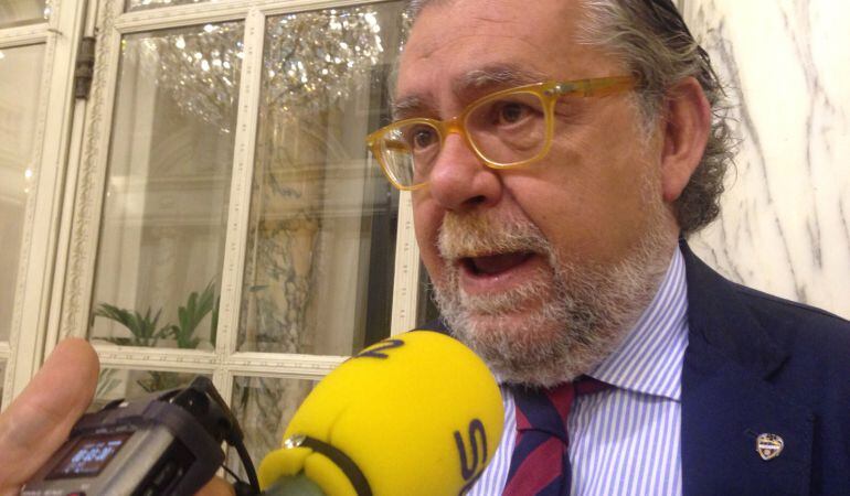 Ramón Vilar atiende a la Cadena SER en un reciente acto