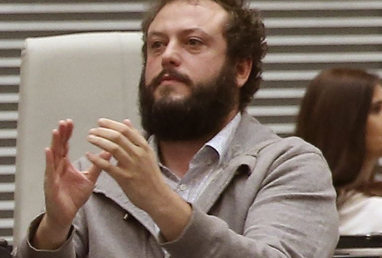 GRA183. MADRID, 15/06/2015.- Fotografía de archivo, del 13/06/2015, del concejal del Área de Cultura y Deportes de Madrid, Guillermo Zapata, que aplaude tras la elección de Manuela Carmena como alcaldesa de Madrid. Zapata comparecerá esta tarde para desve