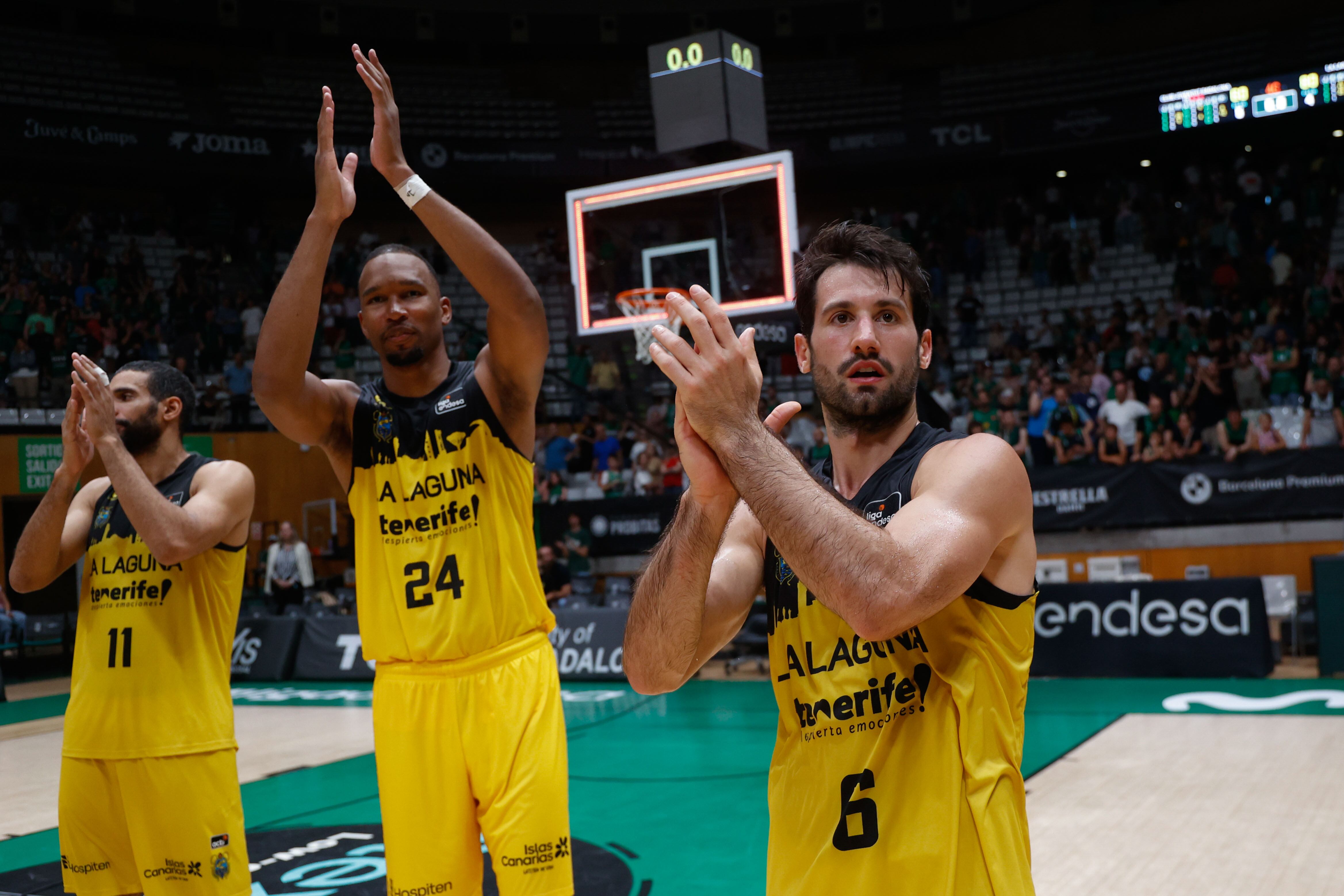 BADALONA (BARCELONA), 04/06/2025.- El base uruguayo de La Laguna Tenerife Bruno Fitipaldo (d) celebra la victoria de su equipo en el segundo partido de los cuartos de final de la Liga Endesa de baloncesto que Joventut y La Laguna Tenerife han disputado este miércoles en el Pabellón Olímpico de Badalona. EFE/Quique García
