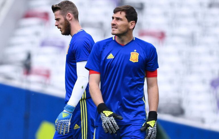 De Gea y Casilla calentando durante un entrenamiento de la selección