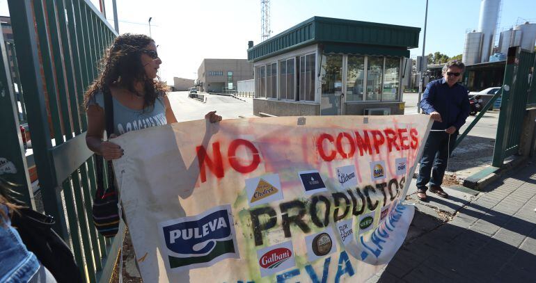 Trabajadores de Lauki durante la jornada de cierre de la fábrica