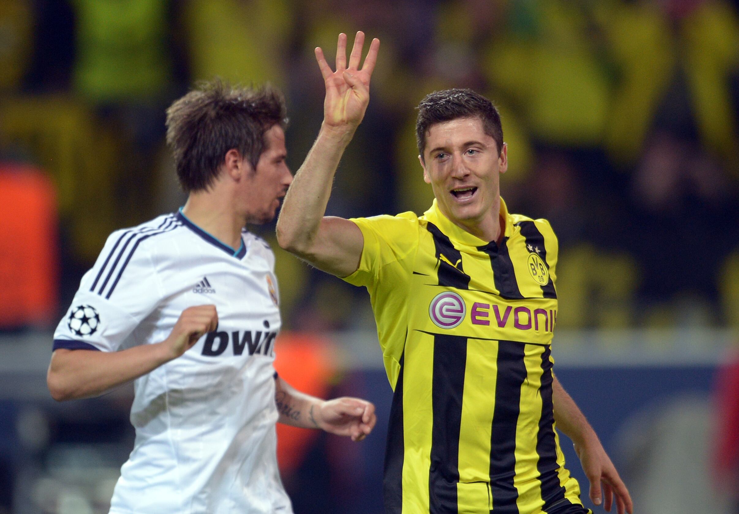 Robert Lewandowski, cuando jugaba en el Borussia Dortmund, marcó cuatro goles al Real Madrid en el partido ida de semifinales de la Champions League 2012-13. (Photo by Federico Gambarini/picture alliance via Getty Images)