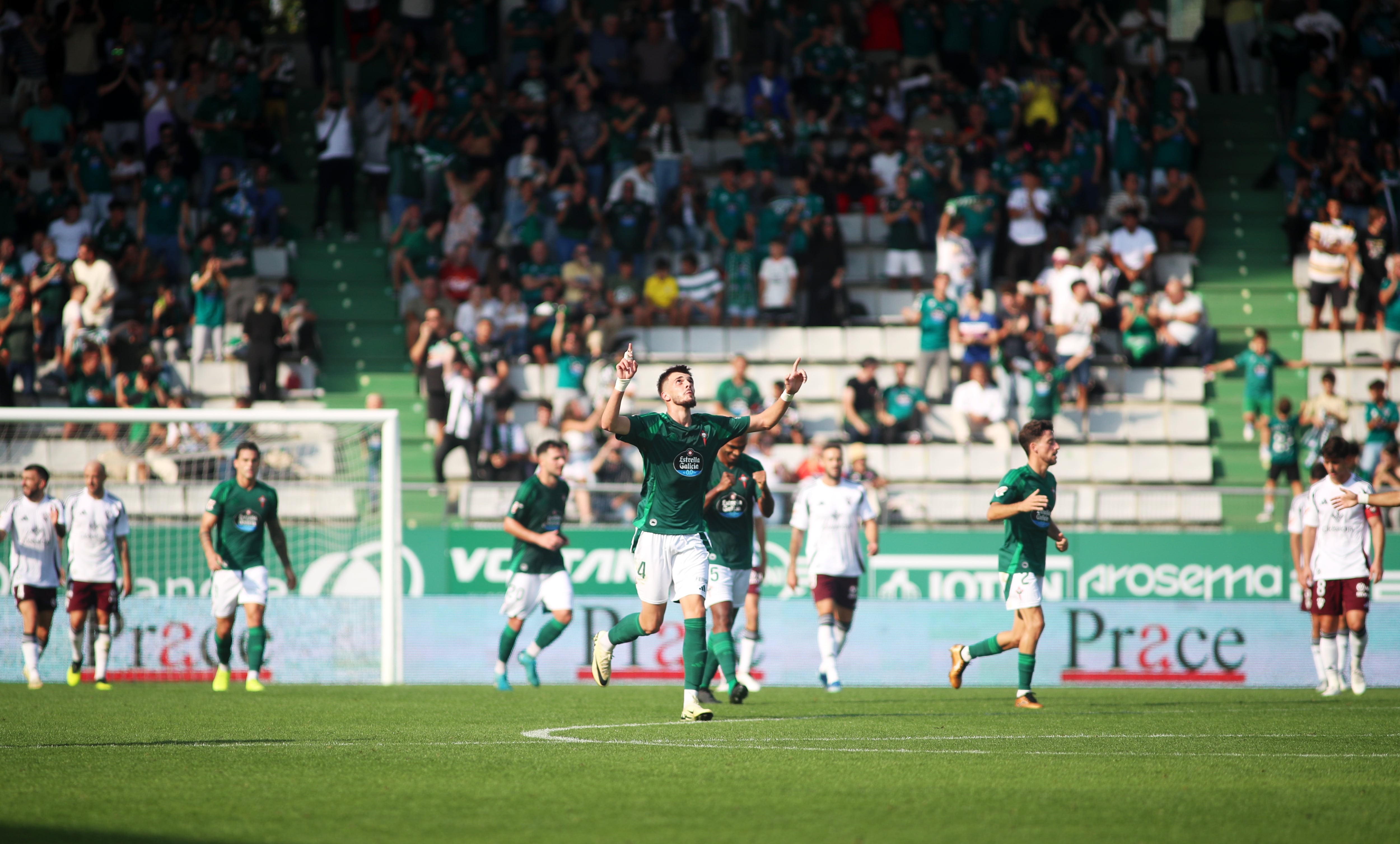 Los jugadores verdes celebran el gol de Aleksa Puric durante el Racing-Albacete en A Malata (foto: Raúl Lomba / Cadena SER)